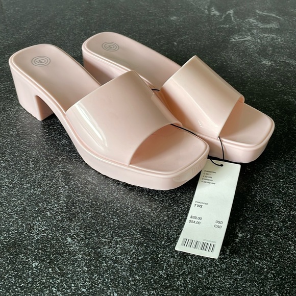 NWT Urban Outfitters Pink Mules Sandals Size Women’s 7 - Picture 1 of 7